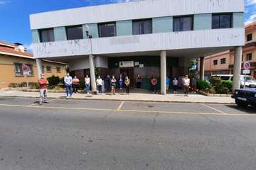 Minuto de silencio por las víctimas del Covid-19 en la plaza de San Juan y del personal de Servicios Sociales (Foto TA)