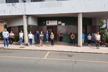 Minuto de silencio por las víctimas del Covid-19 en la plaza de San Juan y del personal de Servicios Sociales (Foto TA)