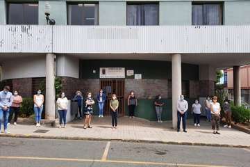 Minuto de silencio por las víctimas del Covid-19 en la plaza de San Juan y del personal de Servicios Sociales (Foto TA)