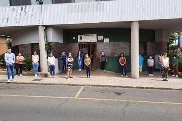 Minuto de silencio por las víctimas del Covid-19 en la plaza de San Juan y del personal de Servicios Sociales (Foto TA)