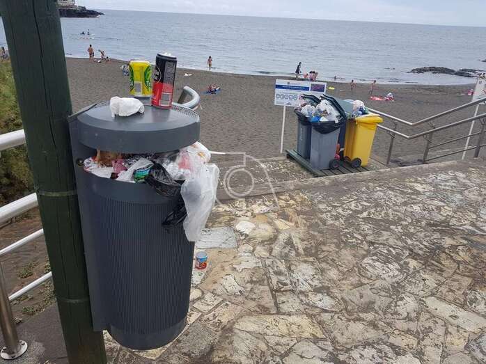 Papeleras a tope en La Garita (Foto TA)