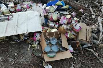 Vertedero de latas de conserva de productos caducados en Lomo Peña (Foto TA)
