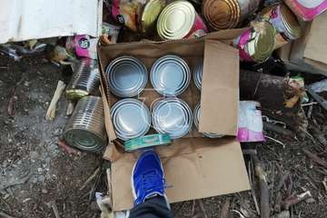 Vertedero de latas de conserva de productos caducados en Lomo Peña (Foto TA)