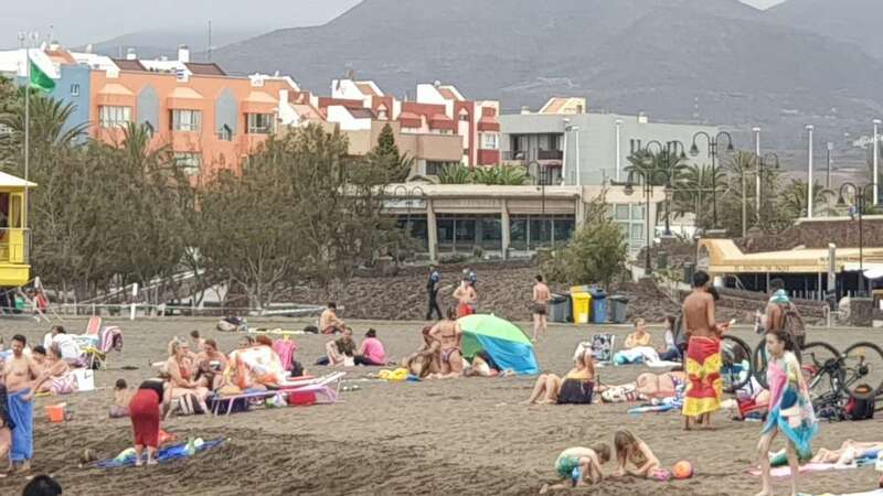Agentes de la Policía Local en la playa de Melenara (Foto TA)