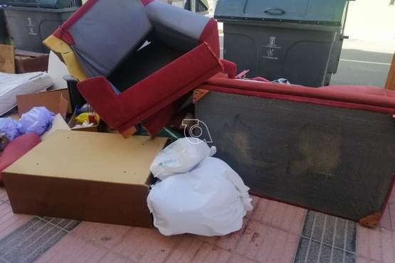 Los trastos rebosan en una calle de El Calero (Foto TA)