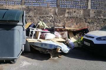 Los trastos rebosan en una calle de El Calero (Foto TA)