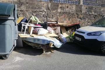 Los trastos rebosan en una calle de El Calero (Foto TA)