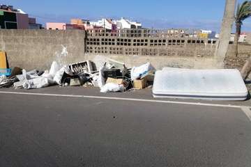 Los trastos rebosan en una calle de El Calero (Foto TA)