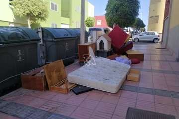 Los trastos rebosan en una calle de El Calero (Foto TA)