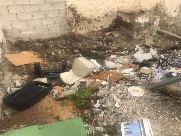 Los desperdicios se amontonan tras la ermita (Foto TA)