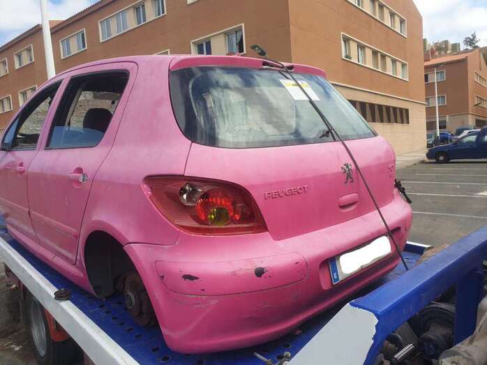 Imagen de uno de los vehículos abandonados que han sido retirados de la vía pública en las últimas semanas/TA