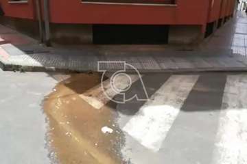 Aguas sucias salen a la calle desde un edificio en Los Llanos (Foto TA)