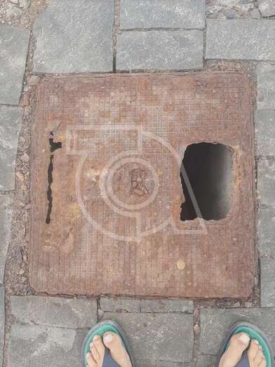 Tapa carcomida por el aire marino (Foto TA)