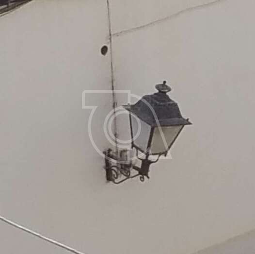 Farola inclinada en la calle de Pio XI en Las Longueras Ffoto TA)