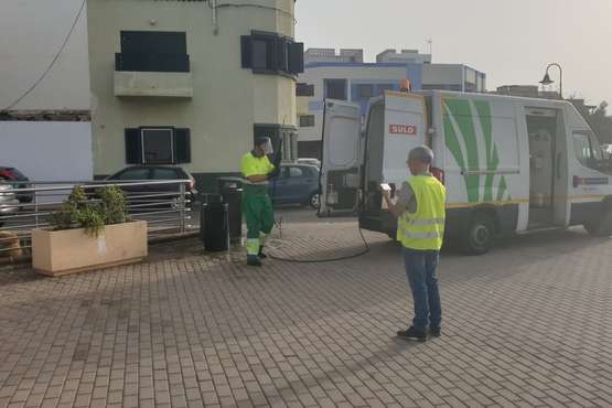 Limpieza y desinfección de las papeleras del paseo marítimo de Melenara-Salinetas (Foto TA)