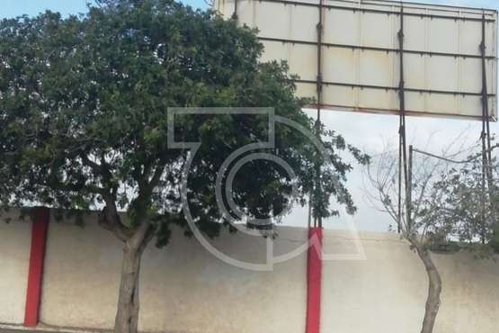 Estado de la valla publicitaria denunciada por los vecinos (Foto TA)