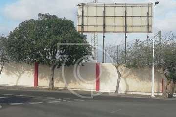 Estado de la valla publicitaria denunciada por los vecinos (Foto TA)