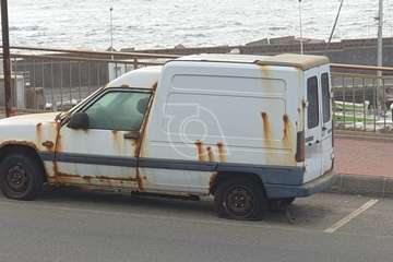 Furgoneta abandonada y oxidada en Taliarte (Foto TA)