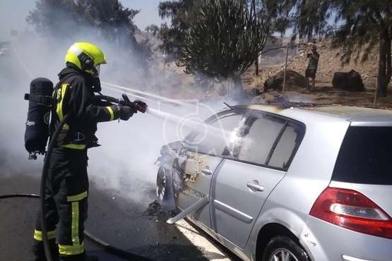 Un turismo arde en la GC-1 y genera retenciones en dirección sur (Foto TA)