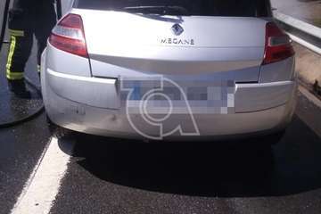 Un turismo arde en la GC-1 y genera retenciones en dirección sur (Foto TA)