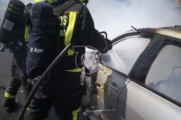 Un turismo arde en la GC-1 y genera retenciones en dirección sur (Foto TA)