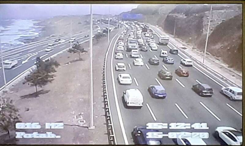 Imagen del Servicio de Carreteras de la retención provocada por el vehículo (Foto TA)