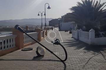 El viento desploma una vieja farola del paseo marítimo de Taliarte (Foto TA)