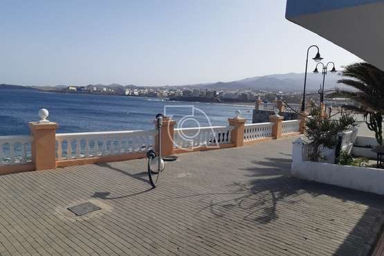 El viento desploma una vieja farola del paseo marítimo de Taliarte (Foto TA)