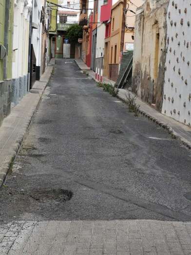 La vegetación crece sin control en esta calle de Los Llanos (Foto TA)