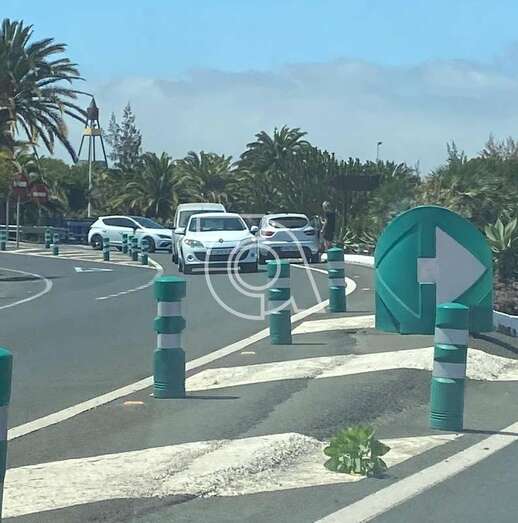 El vehículo que circuló en dirección prohibida un tramo de la vía de la circunvalación (Foto TA)