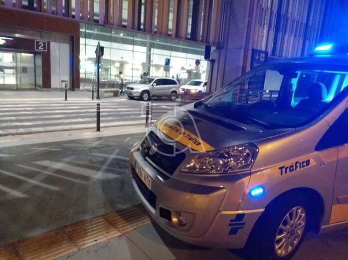Vehículo de la Policía Local en el lugar del accidente/TA.
