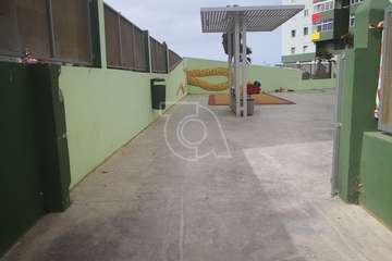 La suciedad se apodera de un parque infantil de Jinámar/TA.