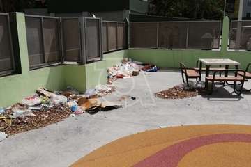 La suciedad se apodera de un parque infantil de Jinámar/TA.