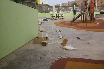 La suciedad se apodera de un parque infantil de Jinámar/TA.