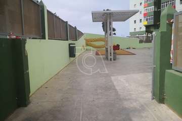 La suciedad se apodera de un parque infantil de Jinámar/TA.