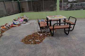 La suciedad se apodera de un parque infantil de Jinámar/TA.