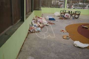 La suciedad se apodera de un parque infantil de Jinámar/TA.