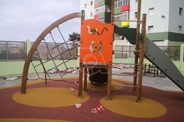 La suciedad se apodera de un parque infantil de Jinámar/TA.