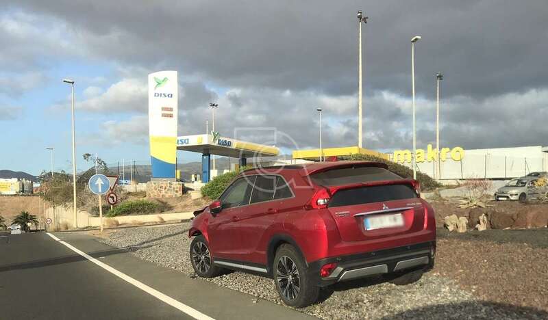 El vehículo estacionado junto al desvío de acceso a Makro/TA.