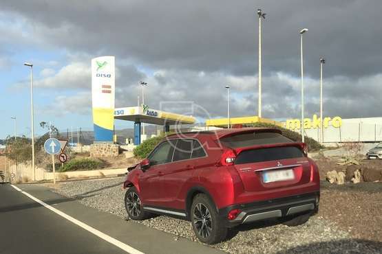 Turismo nuevo 'abandonado' en el desvío de Makro desde la GC-1/TA.