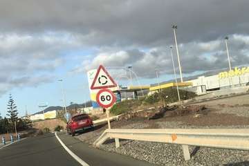 Turismo nuevo 'abandonado' en el desvío de Makro desde la GC-1/TA.