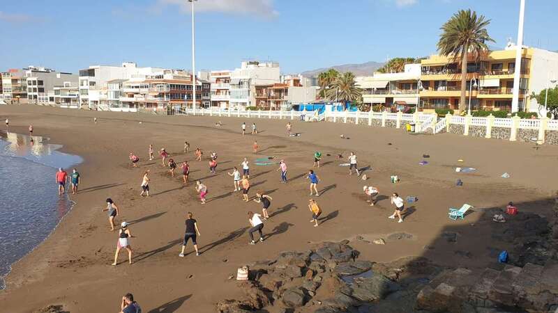 Grupo de personas que siguen los ejercicios que le indican una monitora de Deportes, esta mañana en Salinetas/TA: