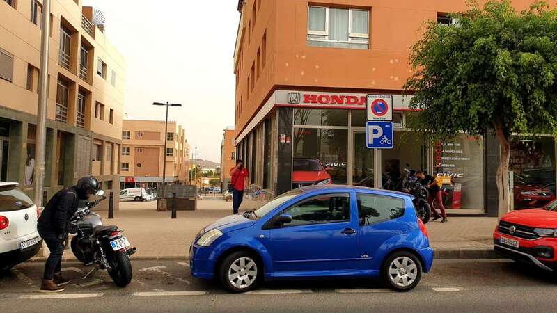 Vehículo ocupando plazas reservados para el aparcamiento de motos/Canariasenmoto.