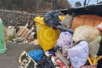 Acumulación de basura y enseres domésticos en una de las entradas al casco histórico de San Francisco/TA.