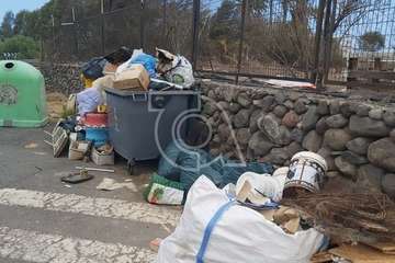 Acumulación de basura y enseres domésticos en una de las entradas al casco histórico de San Francisco/TA.