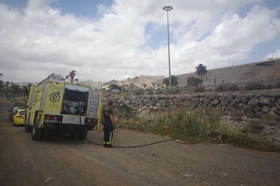 Arden de nuevo matorrales y residuos en el barranquillo de Jinámar/TA.