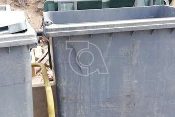 Contenedores sucios y rotos en Caserones Altos/TA.