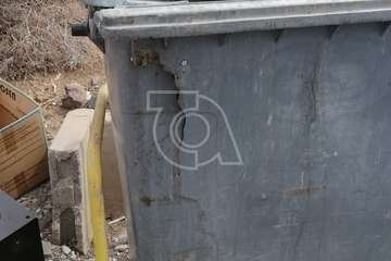 Contenedores sucios y rotos en Caserones Altos/TA.