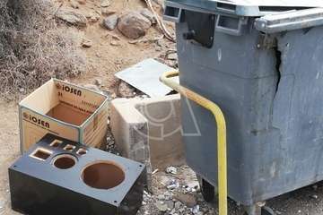 Contenedores sucios y rotos en Caserones Altos/TA.