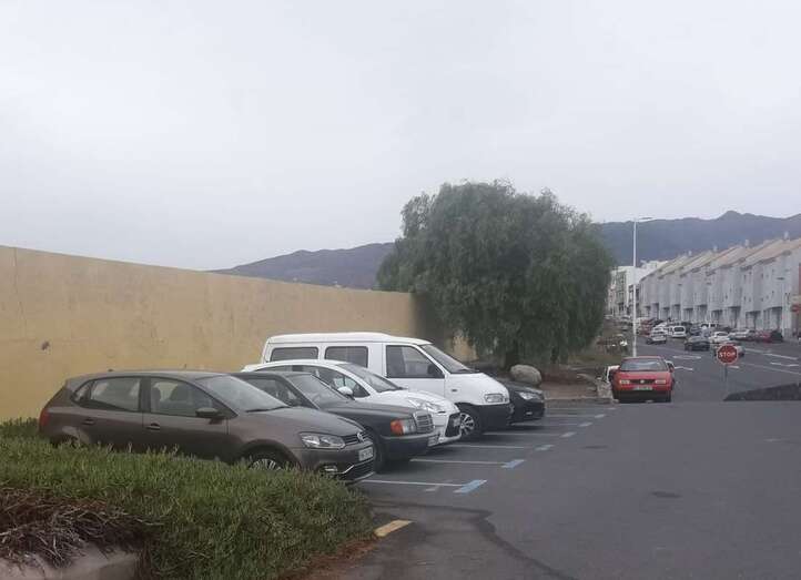 Imagen de coches aparcados en el parquin del consultorio médico/TA.